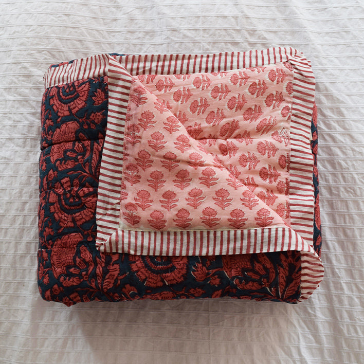 Cotton Quilt With Reverse Design - 130 x 170 cm - Pale Pink & Indigo Floral