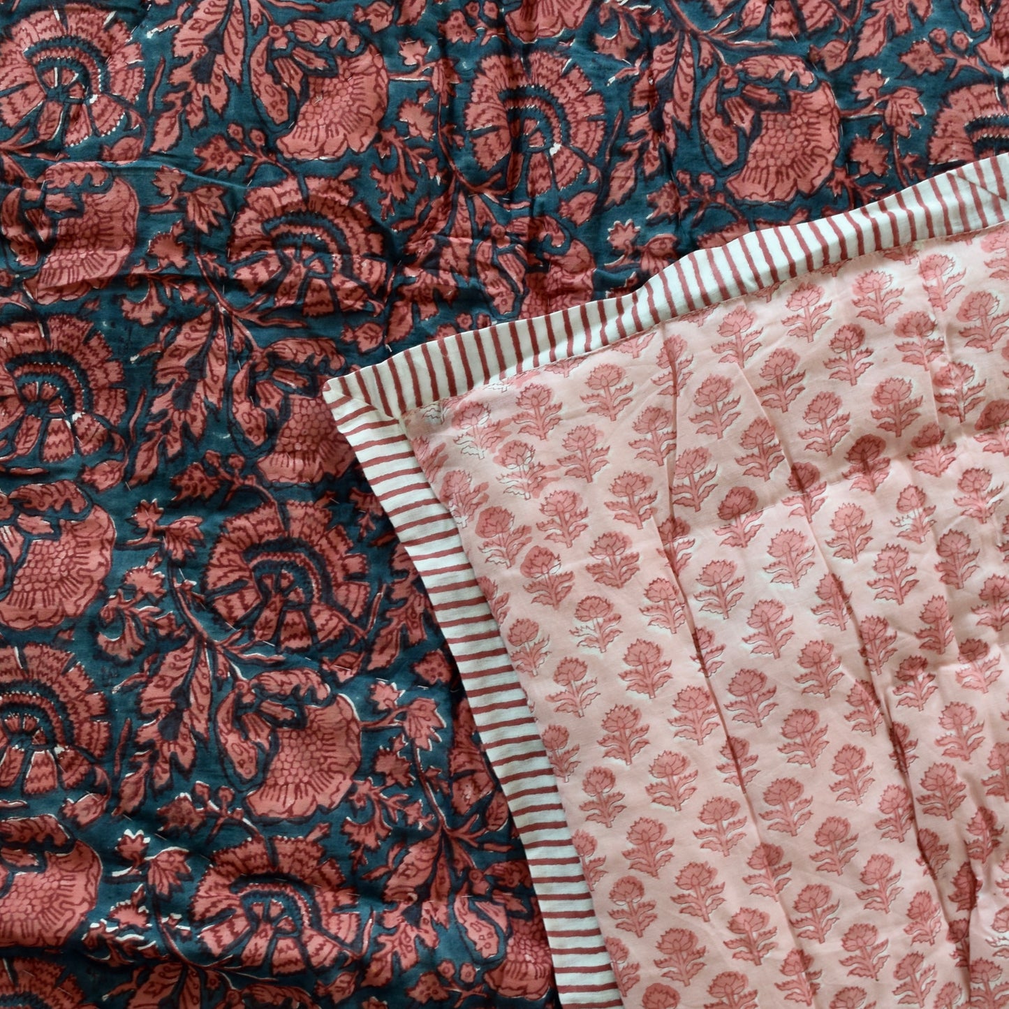 Cotton Quilt With Reverse Design - 130 x 170 cm - Pale Pink & Indigo Floral