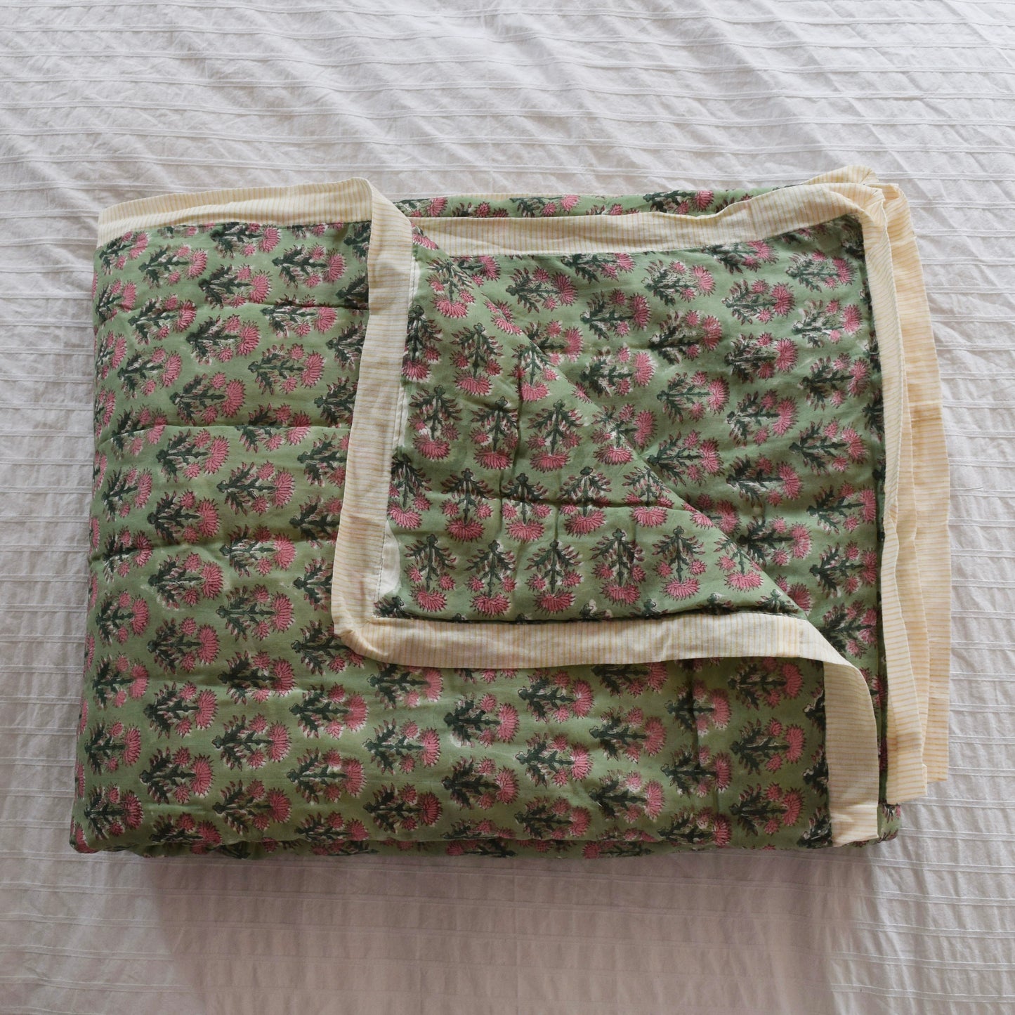 Cotton Quilt - 150 x 225 cm - Moss With Pink Flower