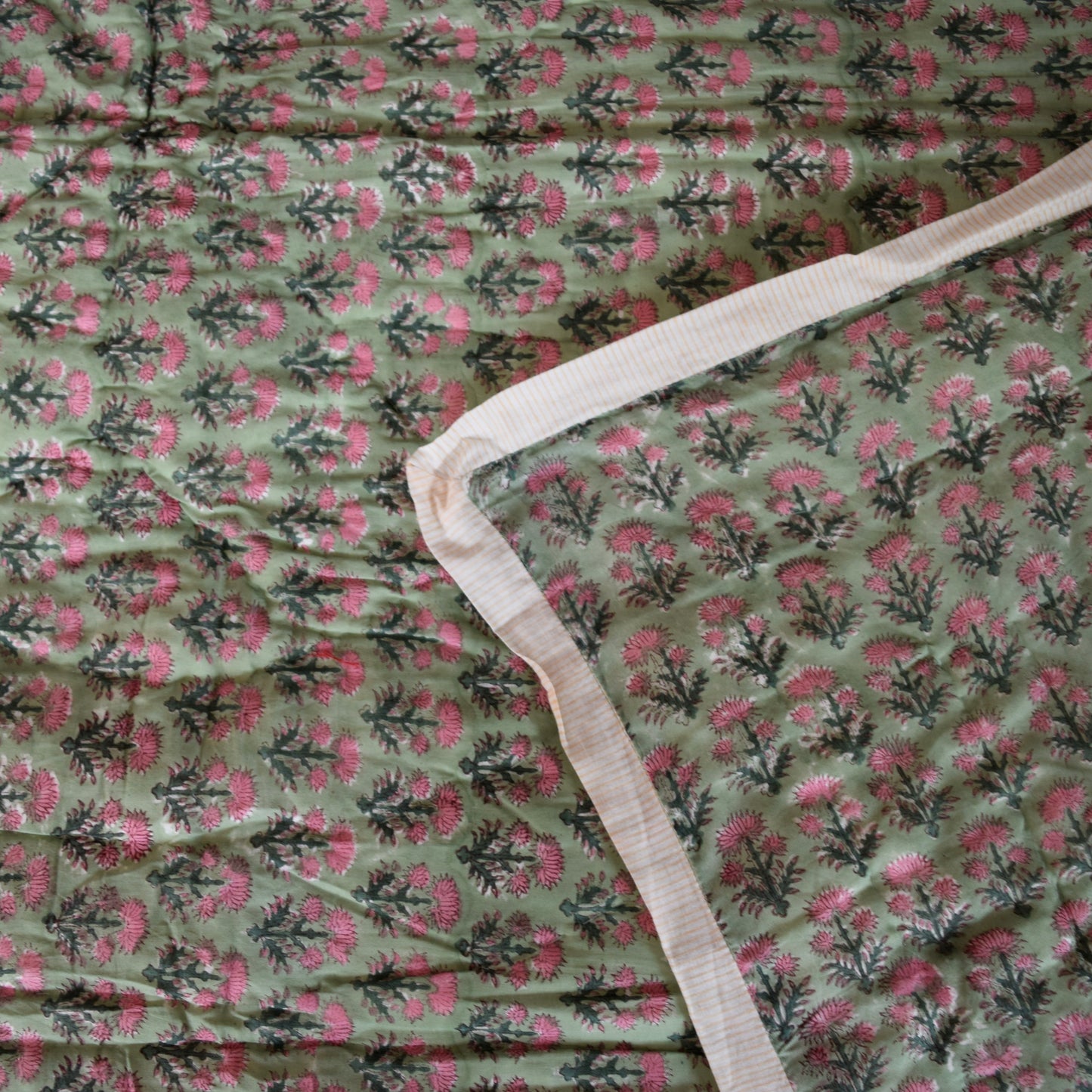 Cotton Quilt - 150 x 225 cm - Moss With Pink Flower